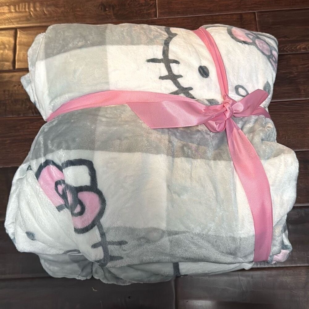 Brand‎ New Hello Kitty Full/Queen size blanket pink and grey plaid